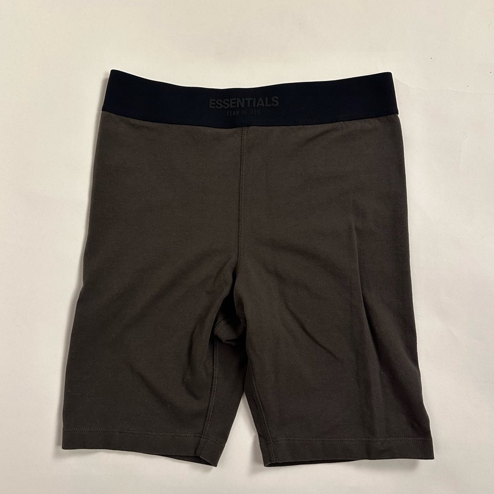 FEAR OF GOD ESSENTIALS
ESSENTIALS WOMEN'S SPORT SHORT